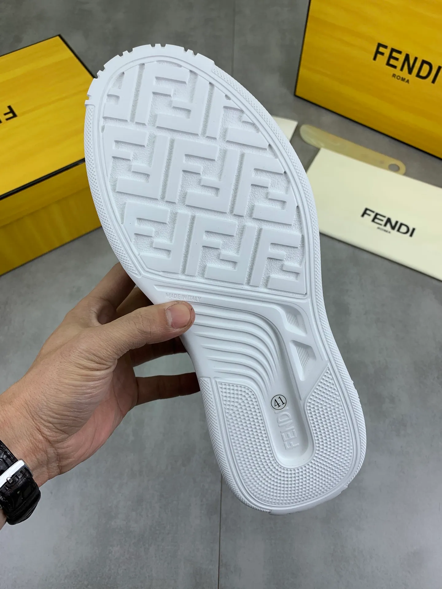 Men's men's shoes 💰P760 new style 💰💎💎💎 summer hot style [FENDI Fendi] top version 🆕New sneakers, wavy soles engraved with original words. Embossed Fendi Flow lettering on the heel. The upper is made of high-end calfskin and breathable materials. Original lining with tone-on-tone details decorated with innovative handcrafting techniques. Ultra-light and wear-resistant TPU and IP foam soles, overall lightweight and comfortable. Size:39-44 (38 45 can be customized)